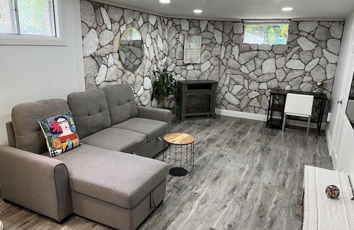 Hespeler Casa | Adorable 1 bedroom suite with kitchen & fireplace