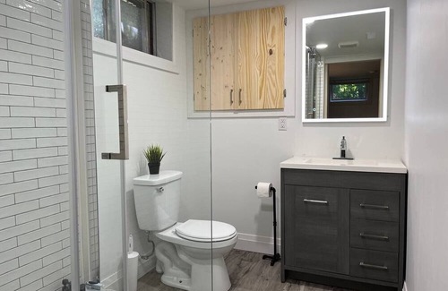 Hespeler Casa | Adorable 1 bedroom suite with kitchen & fireplace