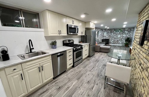 Hespeler Casa | Adorable 1 bedroom suite with kitchen & fireplace