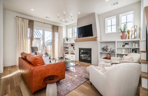 Central Oklahoma City Casa | Runway Urban Farmhouse - Comfort, Style & Convenience OKC