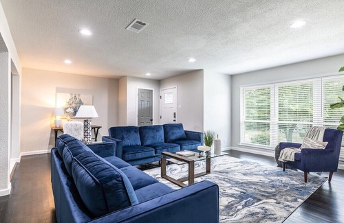 Dallas Casa | Bright and Stylish Home - 10 Min to Downtown!