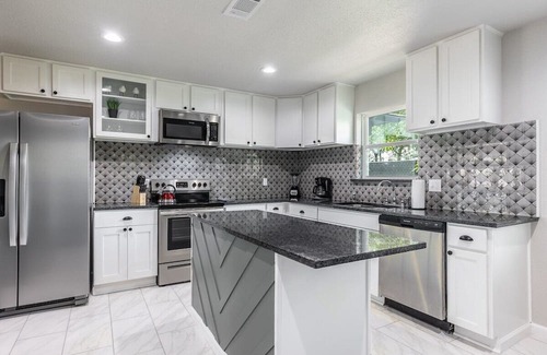 Dallas Casa | Bright and Stylish Home - 10 Min to Downtown!