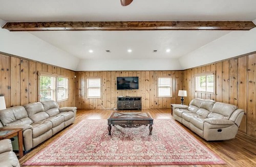 Azle Casa | The Perfect Getaway/Boat Dock/Eagle Mountain!