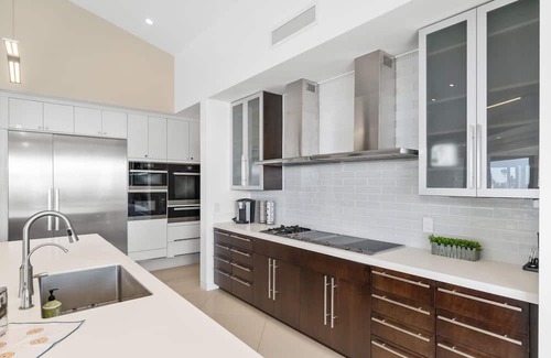 Makiki Casa | K B M Resorts: Waikiki Hilltop House 5 Bed/4.5 Bath with Sweeping Ocean and Waikiki City Views