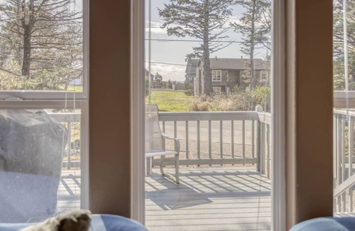 Downtown Cannon Beach Casa | Near the Beach with TVs, Foosball, Ping-Pong and Pool Tables!