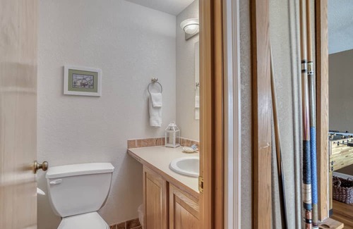 Downtown Cannon Beach Casa | Near the Beach with TVs, Foosball, Ping-Pong and Pool Tables!
