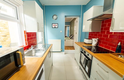 Maidstone Cama Y Desayuno | Sleeps 6 in Maidstone Central 2BR + Sofa