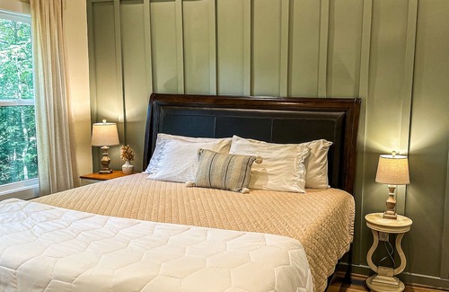 Calverton Otro | Modern Farmhouse surrounded by woods. Shopping wineries breweries hiking nearby