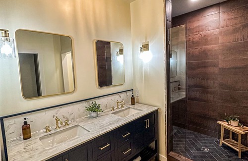 Calverton Otro | Modern Farmhouse surrounded by woods. Shopping wineries breweries hiking nearby