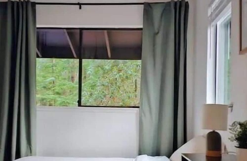 Hoodsport Cabina | Secluded 2BR Forest Lake Retreat