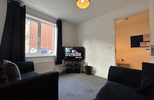 Newcastle-Under-Lyme Casa | Chervil House: Stoke's Spacious 5-Bed Gem, Book for a Splendid Stay!