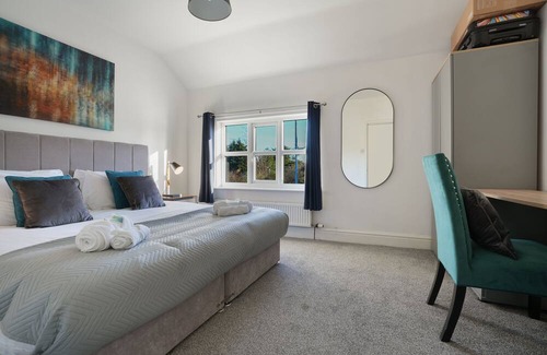Macclesfield Casa | Cottage Cross: Spacious 2-Bed Charm, Where Home Whispers Warmth and Comfort!