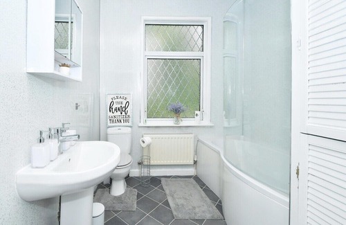 Stoke-on-Trent Casa | Superb Autumn Stay at Stylish Home in the City