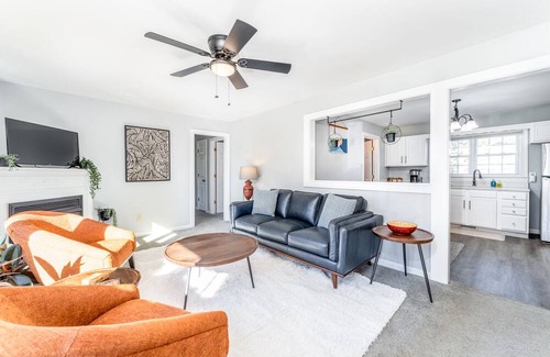 Greensboro Casa | Greensboro Retreat with Hot Tub, Work Space, and Pet Friendly!