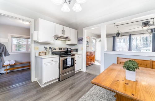 Greensboro Casa | Greensboro Retreat with Hot Tub, Work Space, and Pet Friendly!