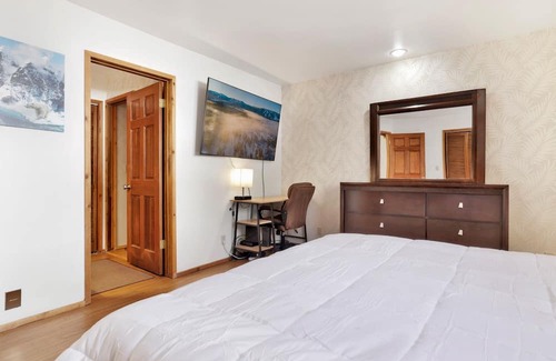Whispering Forest Cabina | 2394-mt Verdi Mountain Manor 4 Bedroom Cabin by RedAwning