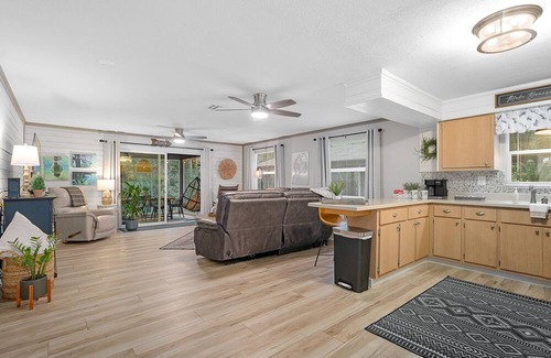 Homosassa Casa | Waterfront Screen Porch with kayaks to experience the peaceful Halls River!