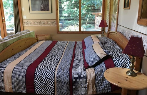 Bowen Island Cabina | Spacious Cedar Cottage on Tranquil Retreat Centre. 38-Acres of Lush Rainforest