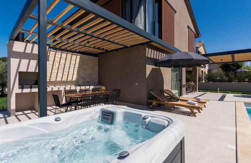 Kadumi Casa | Villa Albona, modern villa for 4 people with heated pool, whirlpool and sauna only 5.5 km from Porec