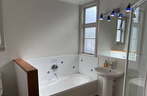 Palmerston North Casa | Central Spacious House With Backyard And Patio