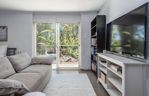 Pottsville Apartamento | Escape to your own tropical oasis with this stunning retreat-style home boasting 4 large bedrooms, all with fans and robes, and 3 bathrooms.