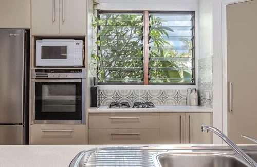 Pottsville Apartamento | Escape to your own tropical oasis with this stunning retreat-style home boasting 4 large bedrooms, all with fans and robes, and 3 bathrooms.