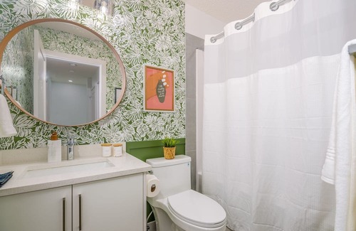 West Edmonton Casa | Eclectic Oasis »AC »3BR(1King) Townhouse »Near WEM
