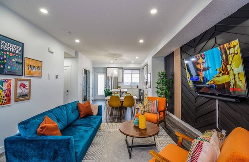 West Edmonton Casa | Eclectic Oasis »AC »3BR(1King) Townhouse »Near WEM