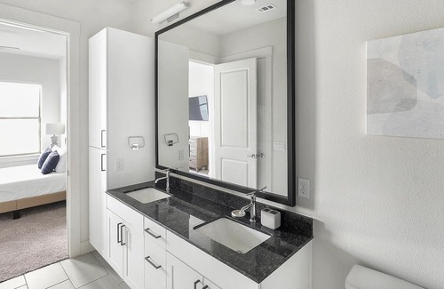 North Loop Apartamento | Modern Apartment in Prime Location (ID8890X22)