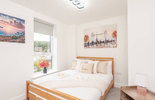 Chapeltown Casa | Pass the Keys | Modern Haven with Juliet Balcony