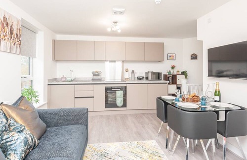 Chapeltown Casa | Pass the Keys | Modern Haven with Juliet Balcony