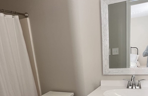 Hampton Casa | COZY CONDO W/LAKEVIEW! CLOSE TO COLISEUM, BEACHES, AND PENINSULA TOWN CENTER