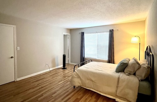 Hampton Casa | COZY CONDO W/LAKEVIEW! CLOSE TO COLISEUM, BEACHES, AND PENINSULA TOWN CENTER