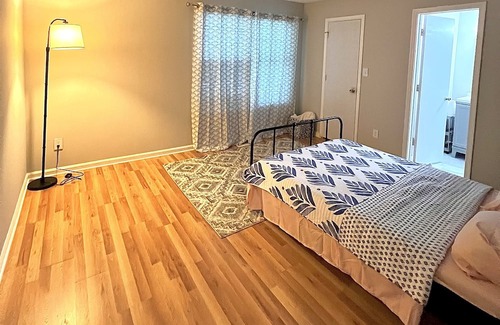Hampton Casa | COZY CONDO W/LAKEVIEW! CLOSE TO COLISEUM, BEACHES, AND PENINSULA TOWN CENTER