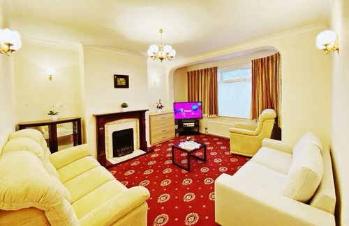 Longbridge Casa | London House sleeps 9 with parking spaces