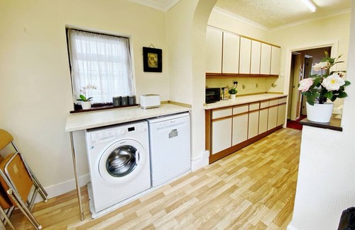 Longbridge Casa | London House sleeps 9 with parking spaces