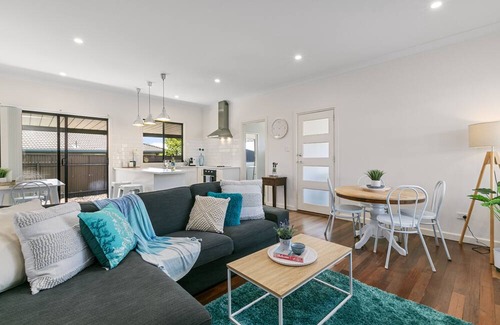 Seacombe Gardens Casa | Shop and Sea in Sturt!