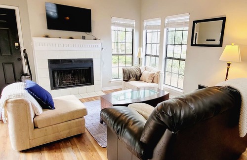 Daphne Casa | Remodeled Daphne townhome, close to I-10!