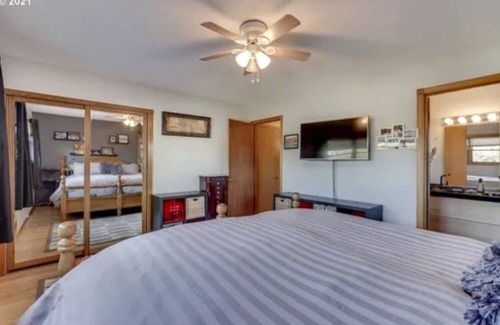 Milwaukie Casa | Milwaukie home, walking distance to downtown Milwaukie and MAX train.
