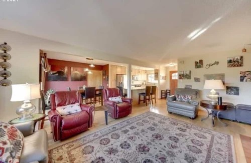 Milwaukie Casa | Milwaukie home, walking distance to downtown Milwaukie and MAX train.