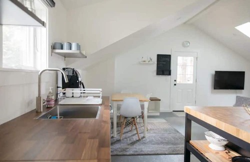 Vernon Casa | Lovely NE bright hideaway, walk to food/beer/shops