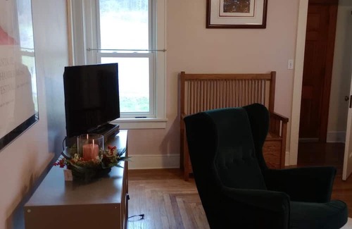 Honesdale Casa | Grove Cottage, a Cozy Cape Cod, 3/4 mi to Honesdale. Cat-friendly. BBQ. Parking.