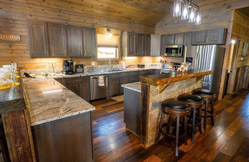 New Plymouth Casa | Serenity Ridge Scenic Luxury Log Estate Getaway