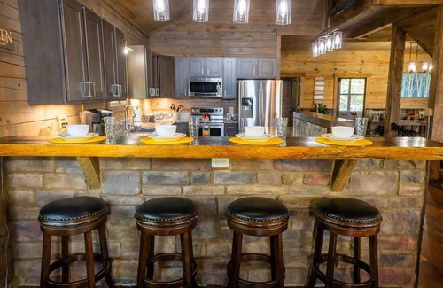 New Plymouth Casa | Serenity Ridge Scenic Luxury Log Estate Getaway
