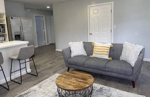 Pacific Heights Casa | Central Spacious Island Getaway 2b1b/Free Parking