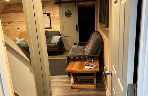 Markville Cabina | Mid-Century Modern Cabin-Relax and unwind in this beautiful escape on the lake