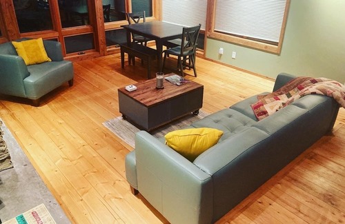 Markville Cabina | Mid-Century Modern Cabin-Relax and unwind in this beautiful escape on the lake