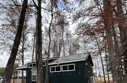 Athens Cabina | Tiny home nestled in the woods