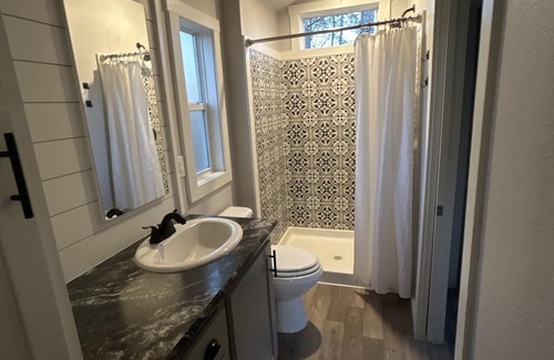 Athens Cabaña | Tiny home in the woods w/ fire pit 10 min from Canton Trade days.