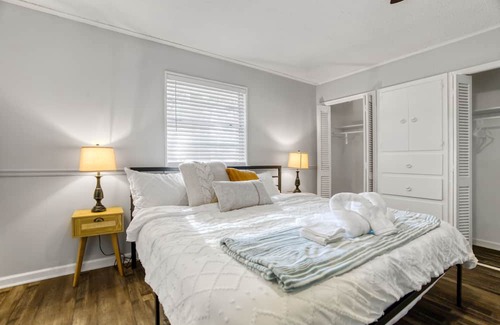 Jacksonville Casa | Ideal 3BR for Work Stays and Home Transition